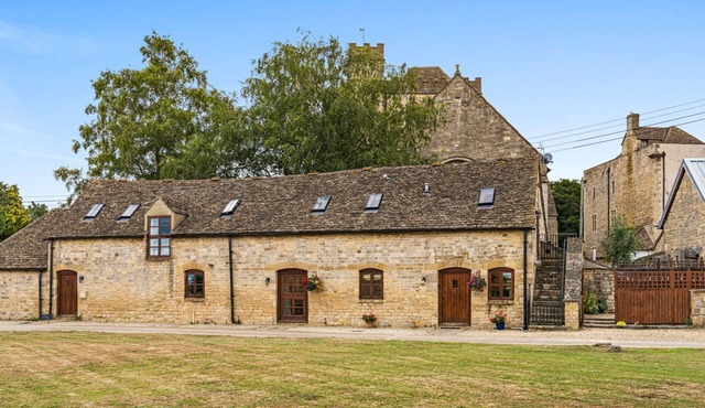 Kestrel Barn, Leonard Stanley - sleeps 5 guests in 2 bedrooms