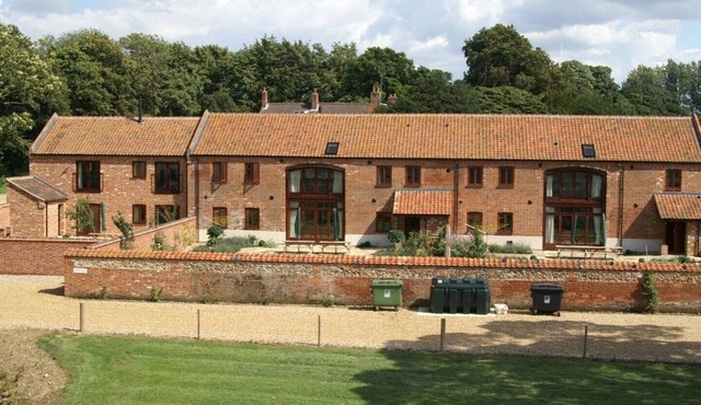 Kestrel Barn, Sleeps 10+2 (5 Bedrooms)