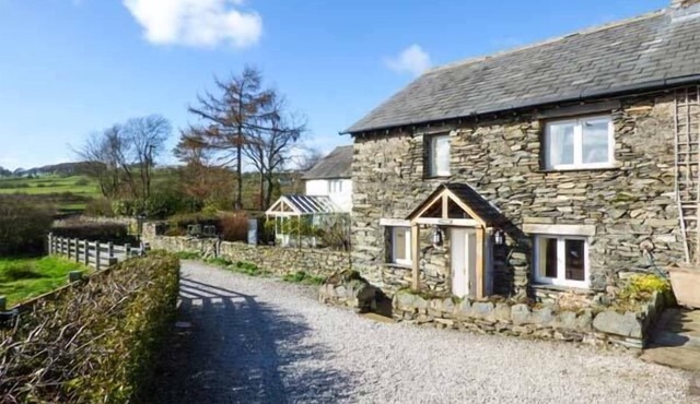 KESTREL COTTAGE, pet friendly, character holiday cottage in Cartmel