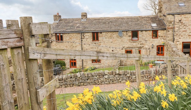 KESTREL COTTAGE, pet friendly, character holiday cottage in Silsden