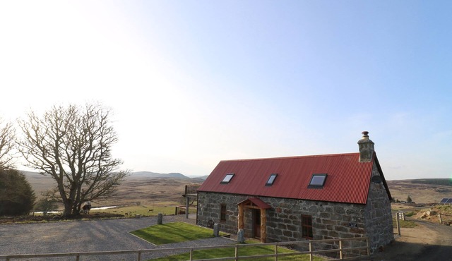 KESTREL COTTAGE, pet friendly, character holiday cottage in Rogart