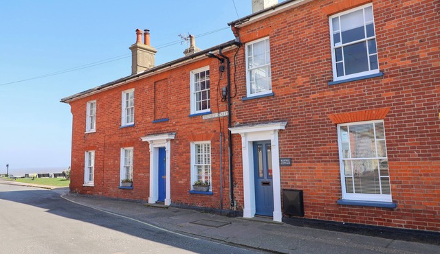 KESTREL COTTAGE, SOUTHWOLD, pet friendly, with open fire in Southwold