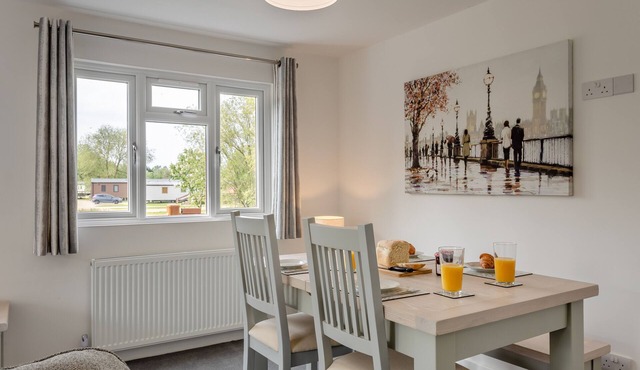 Kestrel Lodge - Two Bedroom House, Sleeps 4