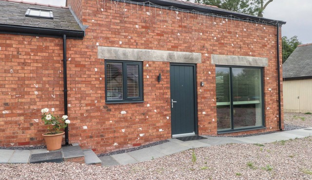 KESTREL, romantic, character holiday cottage in Tilston