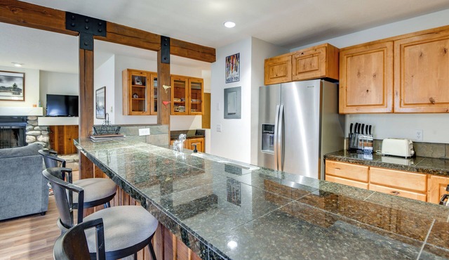 Ketchum Condo w/Deck < 1 Mi to Sun Valley Resort!