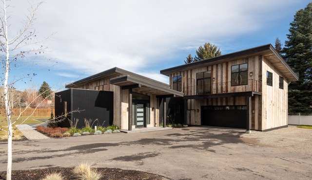 Ketchum Modern 4BR: Panoramic Mountain Views, Luxe Amenities, Ideal Location