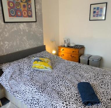 Kettering Rooms 4 nights & longer City Vacations Kettering free WiFi for ' Short & Long stays ' Shared bathroom & Shared Kitchen Double room Deals on longer regular stays