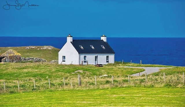 KETTLE COTTAGE - Pet friendly, cosy Hebridean Cottage on North Uist