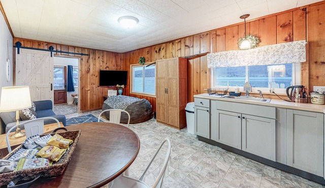 Keuka Lake-front cottage near vineyards with free WiFi, deck, & private grill