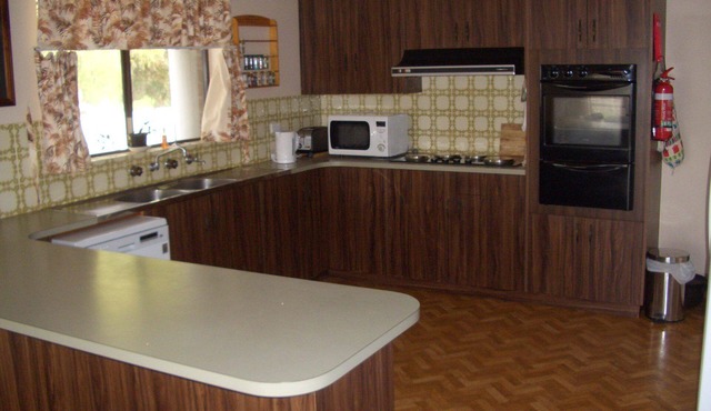 Kev's Place ~ Spacious ~ short walk to the beach ~ Pet Friendly