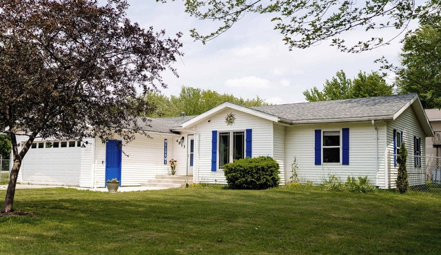 Kevins Place near PawPaw Lake!