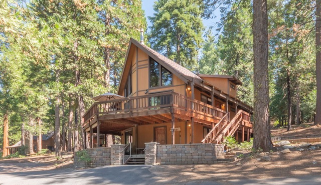Kevko's Cabin - Classic Chalet in Big Trees Village - Pool Table, Pet-Friendly