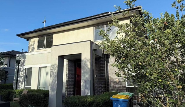 Kew East Luxury 4BR Townhouse Free Street Parking Family Friendly