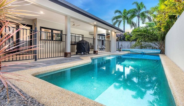 Kewarra Beach King Bed 4BR House; Pool, BBQ, Dog Friendly