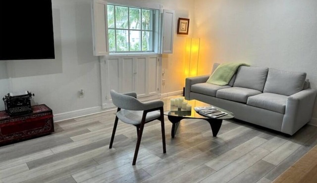 Key Biscayne 2 bedrooms sleeps 4 walk 2 beach shops