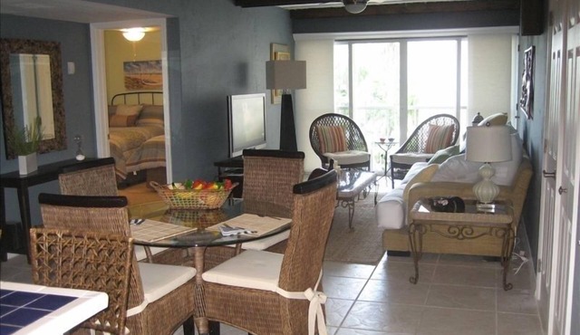 Key Biscayne - Exquisite Beach Condo - 1 Block to Beach