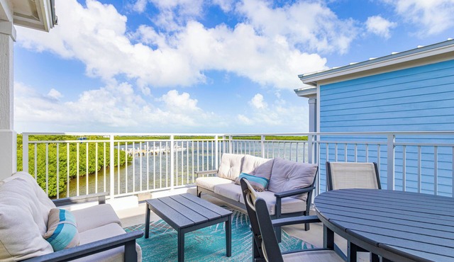 Key Largo 4BR Villa – Partial Ocean View & Pool