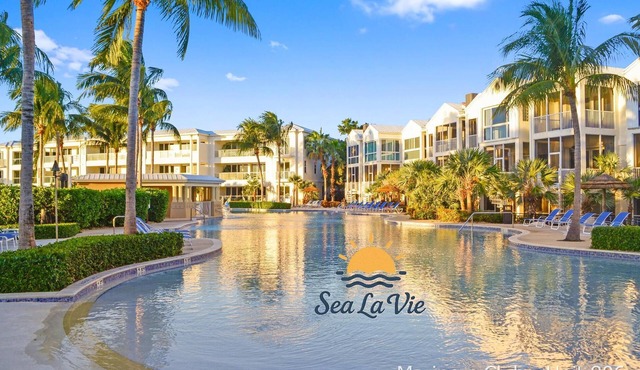 Key Largo Coastal Summer Vibes 4BR 8 Beds Pools Pickleball Gated