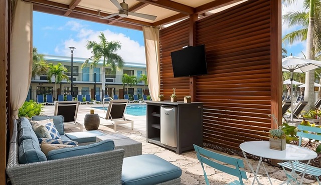 Key West Dream! 4 Serene Units, Pool, Restaurant, Parking, Gym!