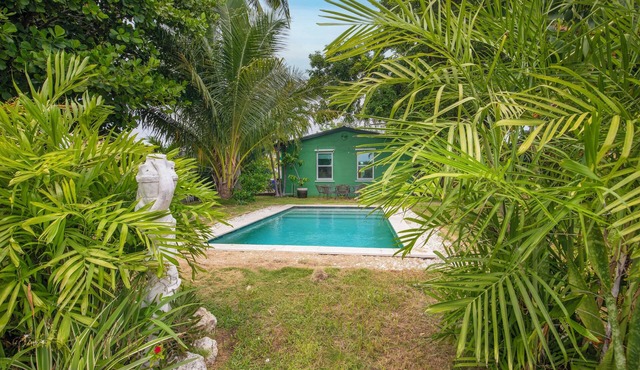 Key West Lush Tropical Canal front Retreat 3BR Private Pool, Bring Boat & Pet