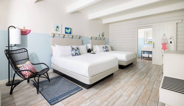 Key West Poolside Paradise w/Cabanas, Lawn Games & Tiki Bar