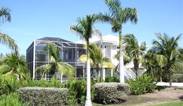 Key West Style Home. With Screened Heated Pool. Only a 6 Minute Walk To Beach.