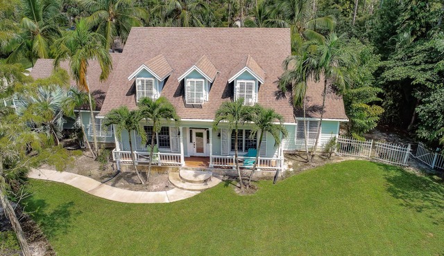 Key West Style Luxury Home with resort heated saltwater pool & infinity line spa