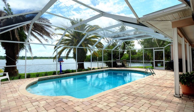 Key West Style Waterfront, Private Pool, WiFi, Close to Village & Beaches Pet OK