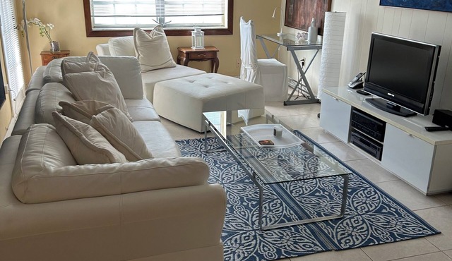 Keybiscayne Charmer half a block from private Beach, Restaurants and Boutiques!