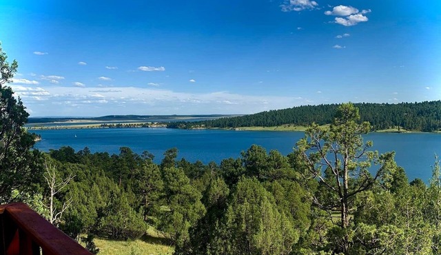 Keyhole cabin, lake access w/public dock , ice fishing in winter months.