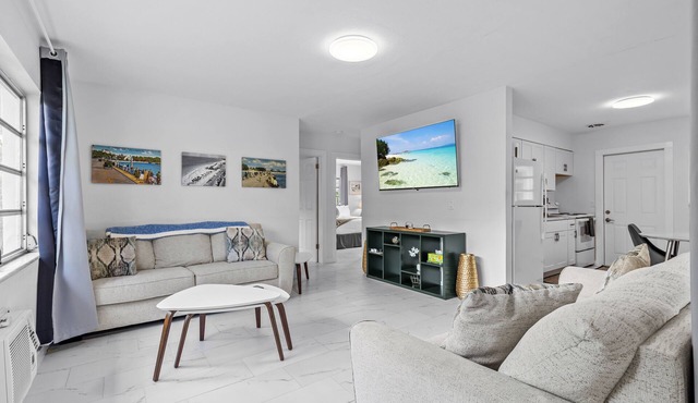 KEYLIME COTTAGE Heated Pools, steps from the beach perfect location
