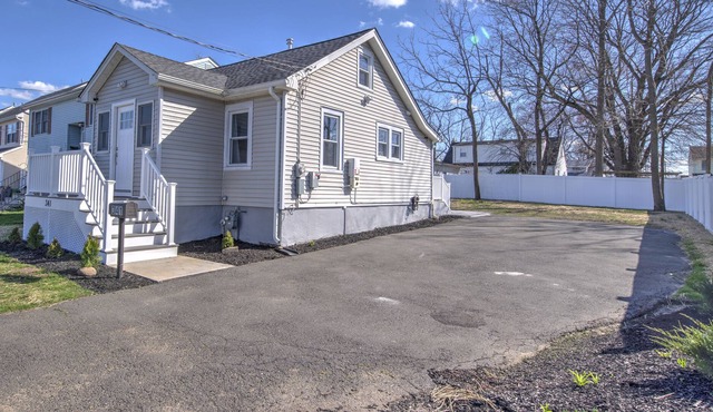 Keyport! Entire Modern Home, pet friendly.