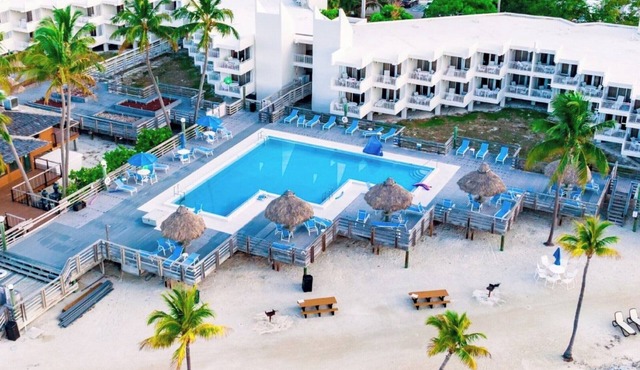 Keys Comfort: 1BR Condo with Den, Kitchen & Beach Access