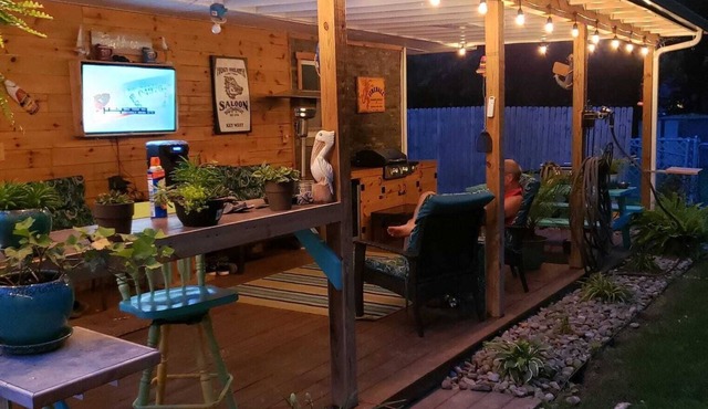 Keys cottage -walk to the strip,Private lot, 2bdr 3rd guestroom detached.Spire