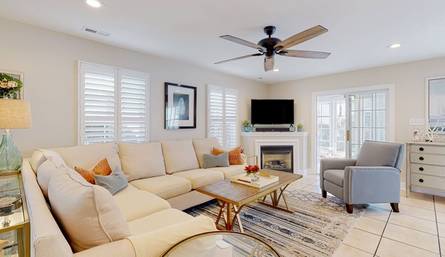 Keys of March Harbor home with on-site pool, tennis, private patio & sunroom