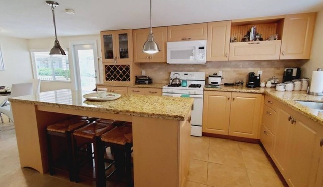 Keys Tropical Bungalow! delightful and spacious 3/2 makes a great getaway.