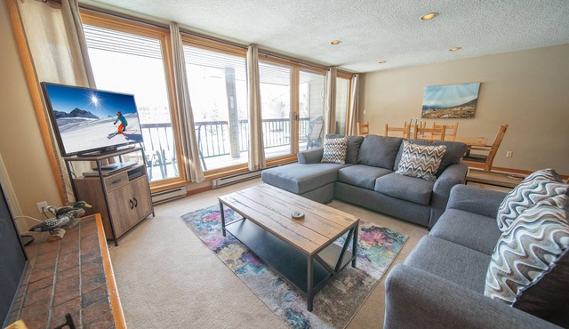 Keystone Condo | Lake Views + Balcony + Pool