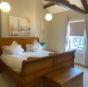 Kezbah 1, 22 the square centre of Dalston village