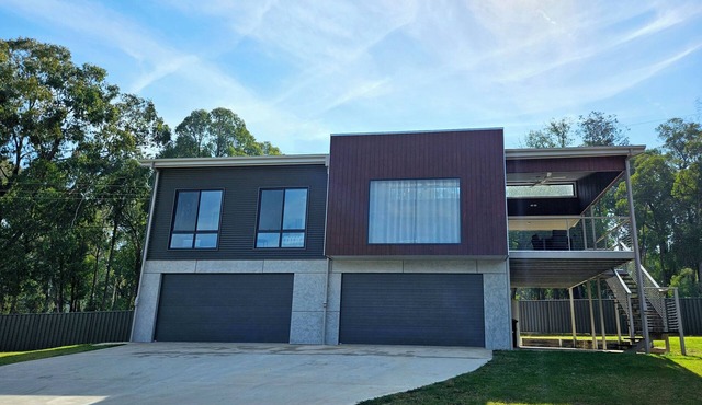 Khancoban Getaway. Modern 3-bedroom home backing onto 9-hole golf course.