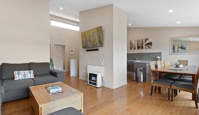 Khione 1 - 3BR Modern Townhouse l Mountain Views l WiFi l BBQ l Smart TV