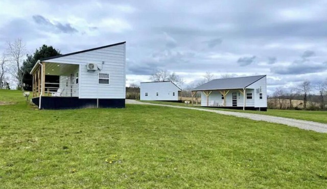 Khyla-NEW tiny home with shared fishing pond