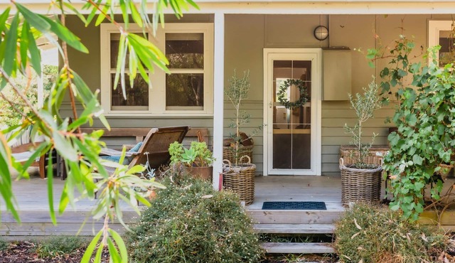 Kia-Ora Cottage - Shaded Garden with space for the Kids to Play