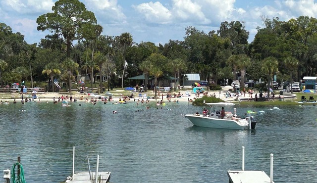 Kick back and relax in this Cozy 2-bedroom condo in quaint Crystal River!