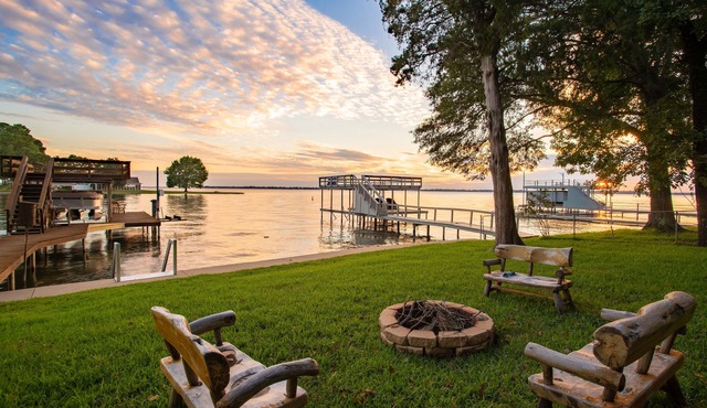 Kick back and relax at this cozy lake front retreat!