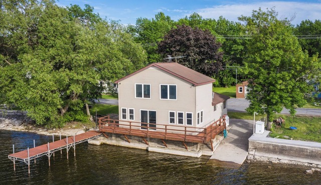 Kick back and relax in this calm, stylish 2 bedroom lake house.
