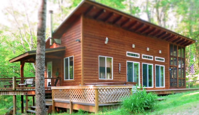 Kick Back Cabin - The Original - Hot Tub and Walking Trails