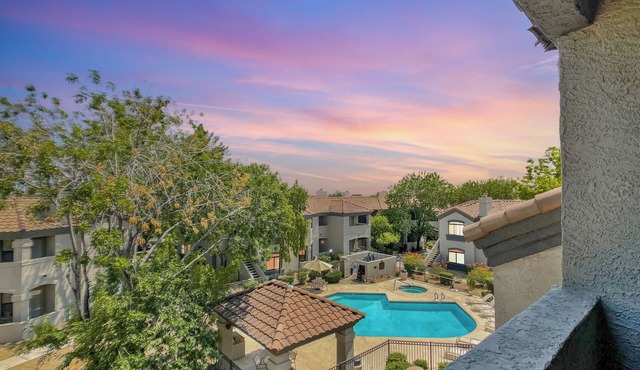 Kick Back w/King Bed and Mountain & Pool Views
