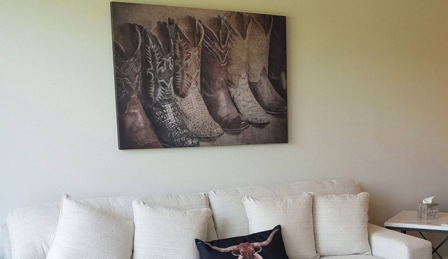 “Kick Off Your Boots” NEW 2025 LUXURY Townhome walking distance to Tarleton.