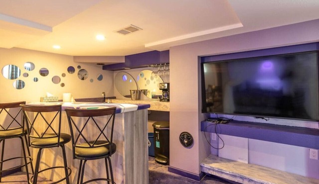 Kickback House (Smoking & Small Events Ok - Sleeps 12)!