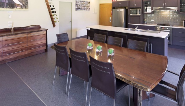 Kickenback Chalet - 2BR Chalet l Gym l Indoor Pool l Tennis Court l WiFi l Air-Con